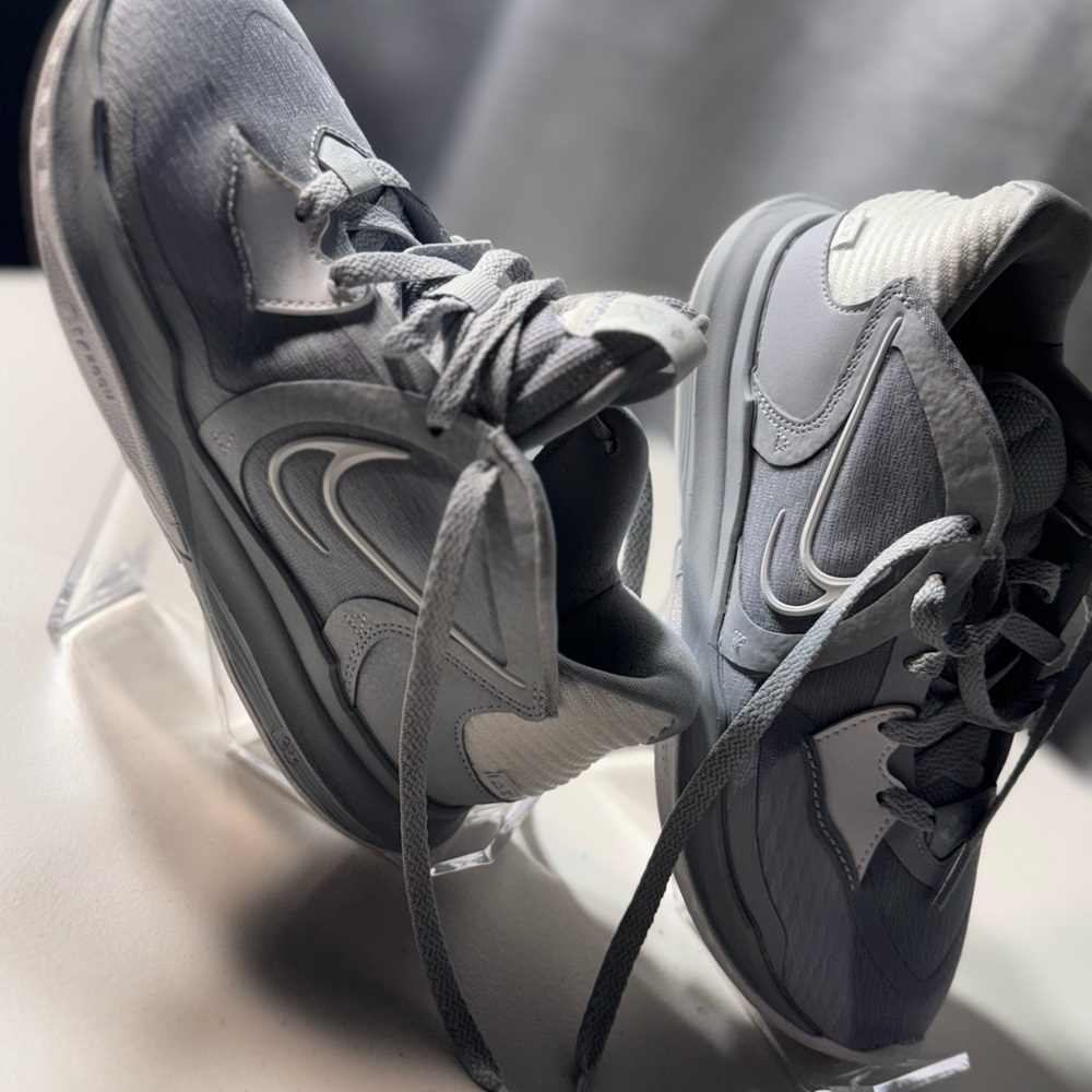 👟 Nike Kyrie Basketball Shoes – Gray

Men’s Size: US 5.5